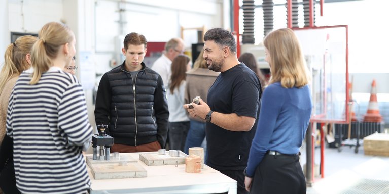 Dozent erklärt Studierenden etwas in der Materialprüfanstalt.