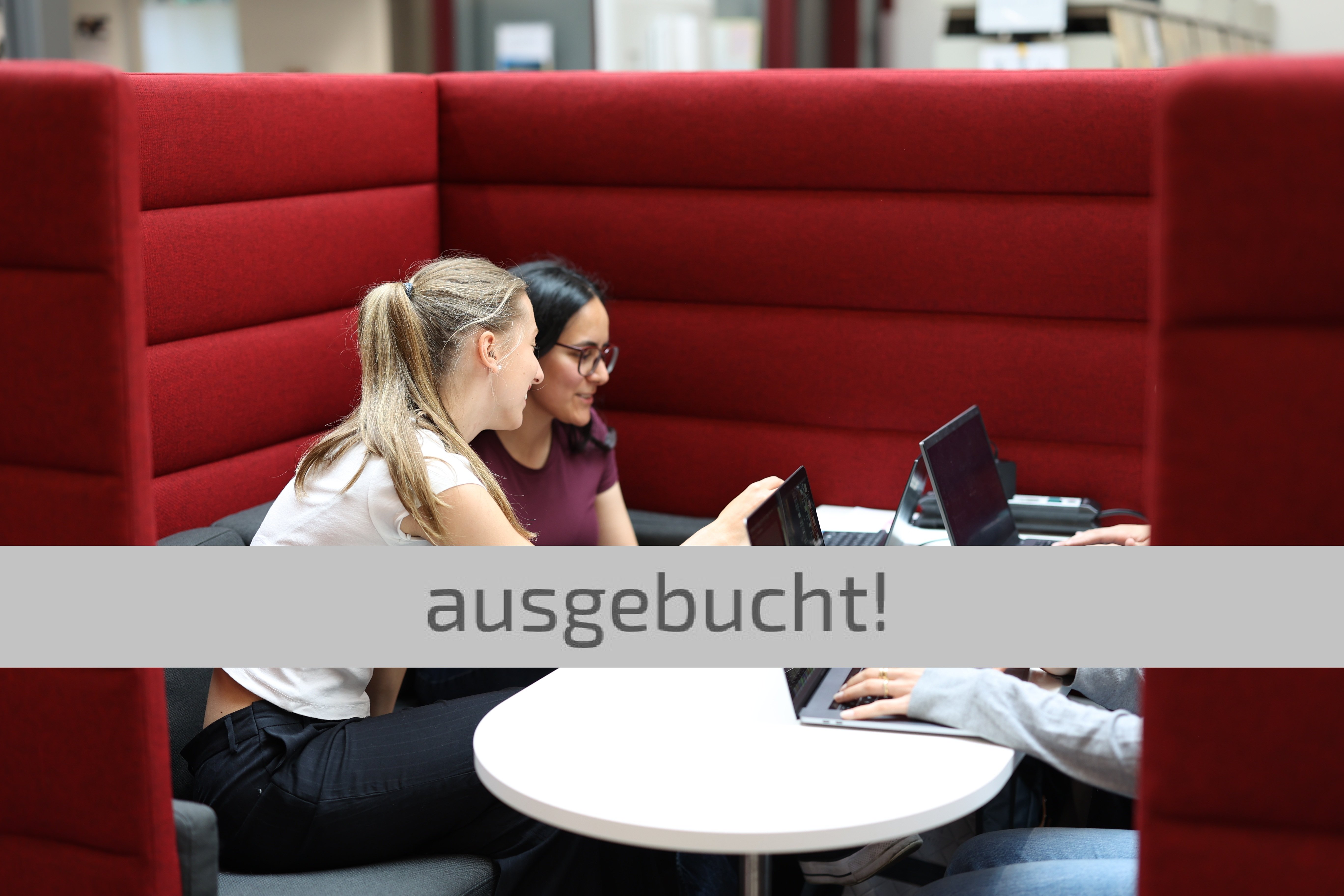 Workshopteilnehmer recherchieren am Notebook