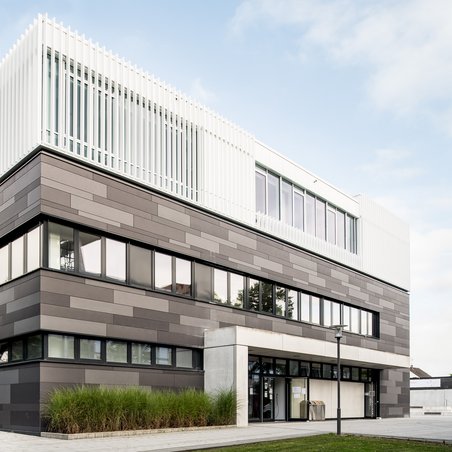 Eine Außenansicht vom Gebäude mit Mensa, Rechenzentrum und Study Service Center auf dem Campus der Jade Hochschule in Oldenburg