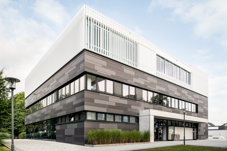 Eine Außenansicht vom Gebäude mit Mensa, Rechenzentrum und Study Service Center auf dem Campus der Jade Hochschule in Oldenburg