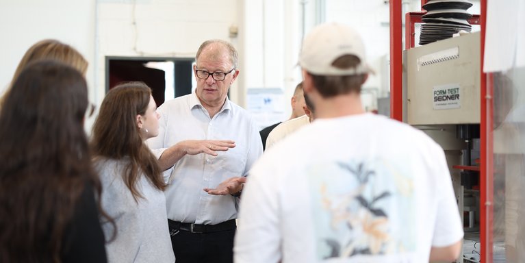 Dozent erklärt Studierenden etwas in der Materialprüfanstalt.