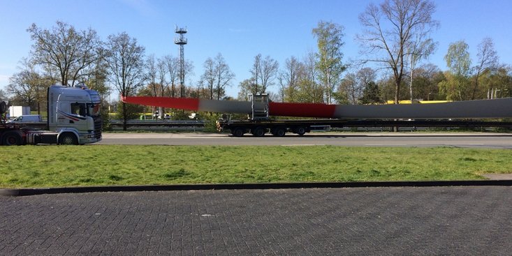 Schwertransporter mit Rotorblatt auf einem Parkplatz