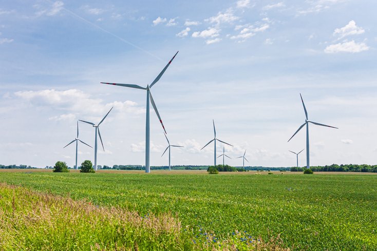 Mit dem beschlossenen Maßnahmenpaket könnten zusätzliche Potentiale im Umfang von rund fünf Gigawatt zusätzlicher Windenergieleistung erschlossen werden. Das entspräche bei vier bis fünf Megawatt pro Neuanlage mehr als 1.000 neuen Windenergieanlagen. (Foto: pexels)