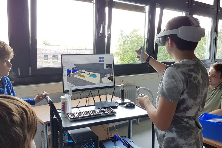 Zu Besuch in einer virtuellen Fabrik im Workshop "Arbeit der Zukunft" (Foto: Anka Albrecht, Jade HS)