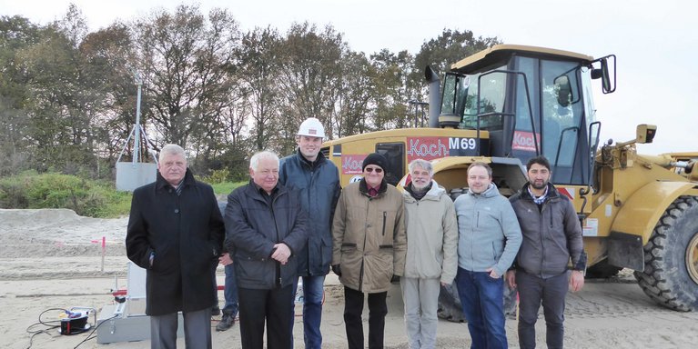 Felduntersuchungen in Moorburg mit (v. l. n. r.) Prof. Dr. Ryszard Coufal (ZUT), Dr. Jan Bobkiewicz, Vorsitzender der Westpommerschen Bezirkskammer für Bauingenieure, Michael Müller (Fa. Koch GmbH), Prof. Dr. Zygmunt Meyer (ZUT), Prof. Dr. Thomas Priesemann, Dr. Jakob Machon , Bayram Akyol (Foto: Jade HS)
