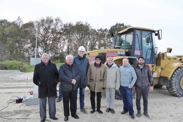 Felduntersuchungen in Moorburg (v. l. n. r.) mit Prof. Dr. Ryszard Coufal (ZUT), Dr. Jan Bobkiewicz, Vorsitzender der Westpommerschen Bezirkskammer für Bauingenieure, Michael Müller (Fa. Koch GmbH), Prof. Dr. Zygmunt Meyer (ZUT), Prof. Dr. Thomas Priesemann, Dr. Jakob Machon , Bayram Akyol (Foto: Jade HS)