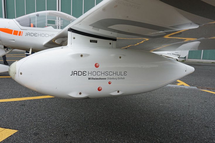 Die Messtechnik sowie Teile der technischen Infrastruktur des Forschungsflugzeugs werden in zwei Außenlastbehältern transportiert. Foto: Jade Hochschule