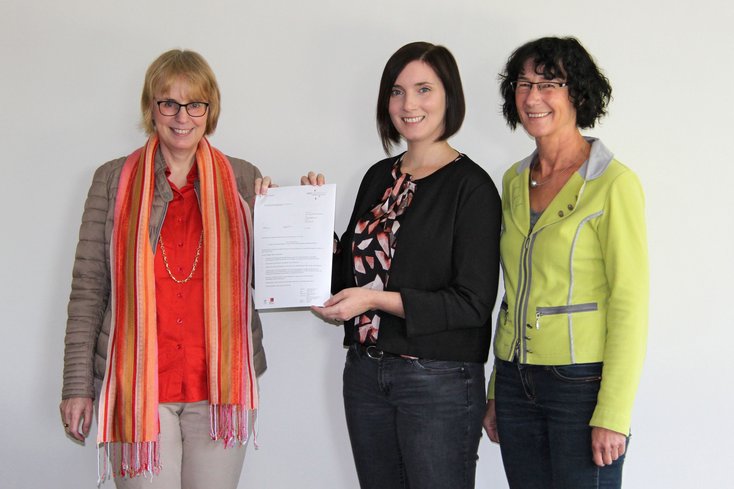 Vizepräsidentin Prof. Dr. Juliane Benra (li.) und Bibliotheksleiterin Walburgis Fehners (re.) gratulieren Katharina Boss (Mitte) zur Ernennung als Open Access-Beauftragte. (Foto: Maritje Sanders/Jade HS)