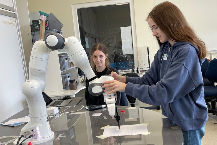 Zukunftstag: Im Angebot „Mit einem Industrieroboter Hand in Hand arbeiten und selber Programmieren“ am Campus Wilhelmshaven (Foto: Mareike Sprock/Jade HS)