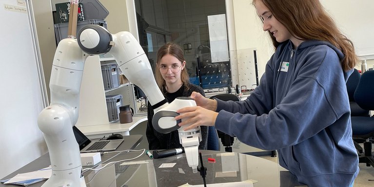 Zukunftstag: Im Angebot „Mit einem Industrieroboter Hand in Hand arbeiten und selber Programmieren“ am Campus Wilhelmshaven (Foto: Mareike Sprock/Jade HS)