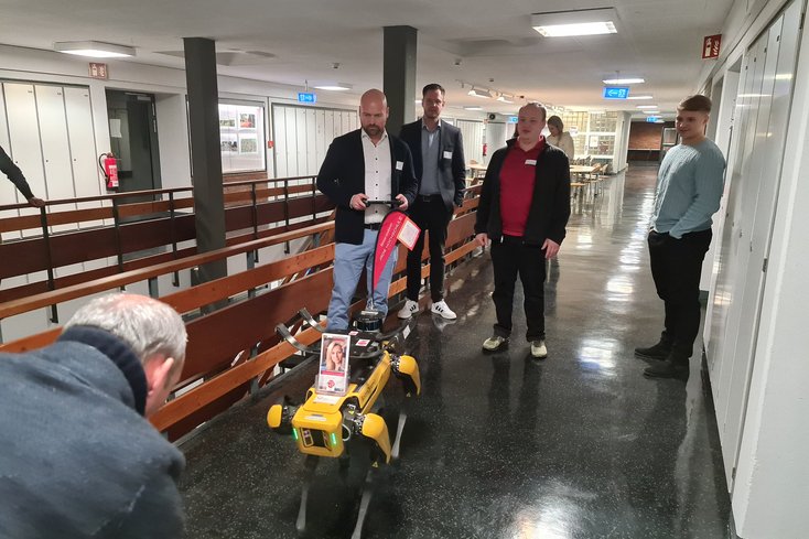 Laufroboter Cyberus, der in der Bestandserfassung zum Einsatz kommt, konnte nach Einweisung von den Gästen getestet werden. (Foto: Jade HS/Lena Wiegand)