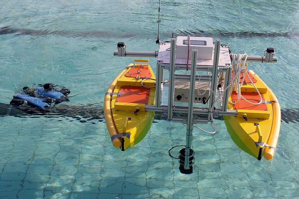 Zwei Roboterfahrzeuge im Wasser