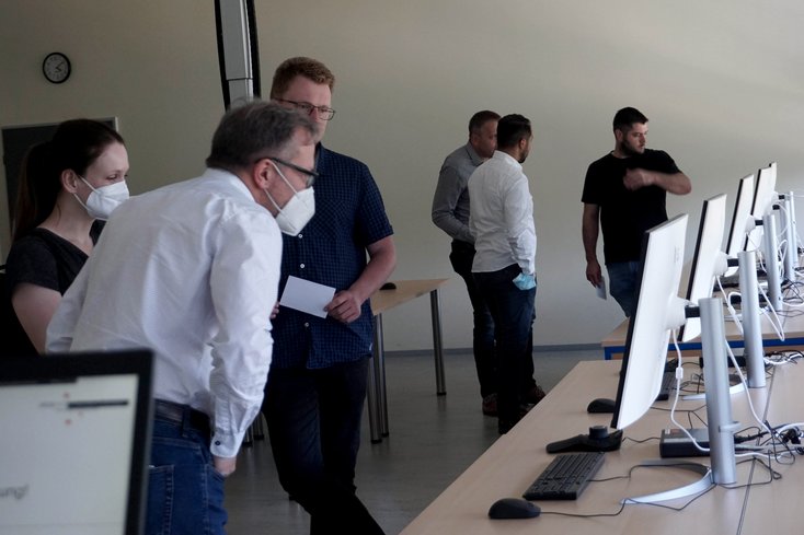 Industrievertreter sowie das Präsidium, Mitarbeiter_innen und Studierende der Jade Hochschule nahmen an der Einweihung teil (Foto: Lennart Willms/Jade HS)