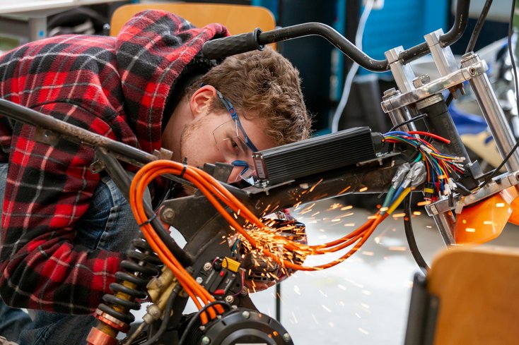 Der Verbrennermotor hat ausgedient. David Schoone und die Schüler sind mit Feuereifer dabei und ersetzen die Motoren beim Makeathon durch umweltfreundliche E-Antriebe.(Foto: WorldSkills Germany / Frank Erpinar)