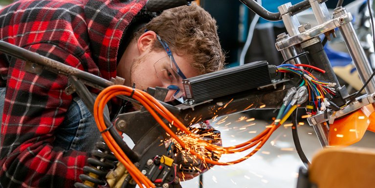 Der Verbrennermotor hat ausgedient. David Schoone und die Schüler sind mit Feuereifer dabei und ersetzen die Motoren beim Makeathon durch umweltfreundliche E-Antriebe.(Foto: WorldSkills Germany / Frank Erpinar)