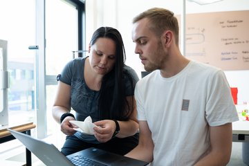 Studierende am 3D-Drucker im Logistiklabor