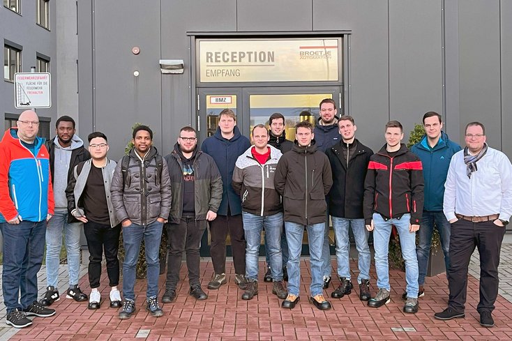 Gruppenfoto der VDE-Hochschulgruppe vor dem Besucherzentrum von Broetje-Automation (Bild: privat)