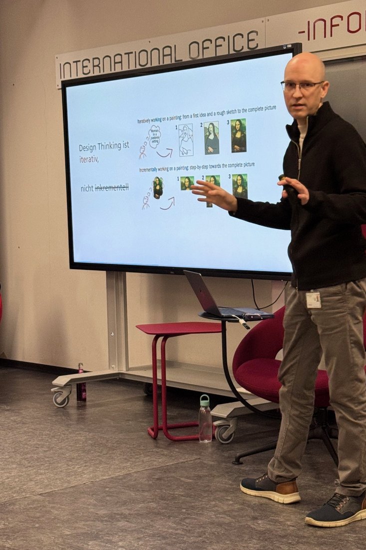 Prof. Dr. Christian Hinrichs bei seinem Vortrag (Bild: Jade HS)