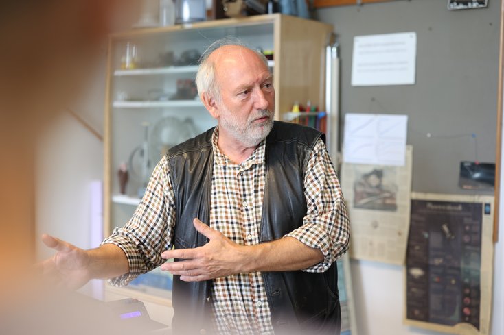 Dozent erklärt etwas in der Vorlesung.