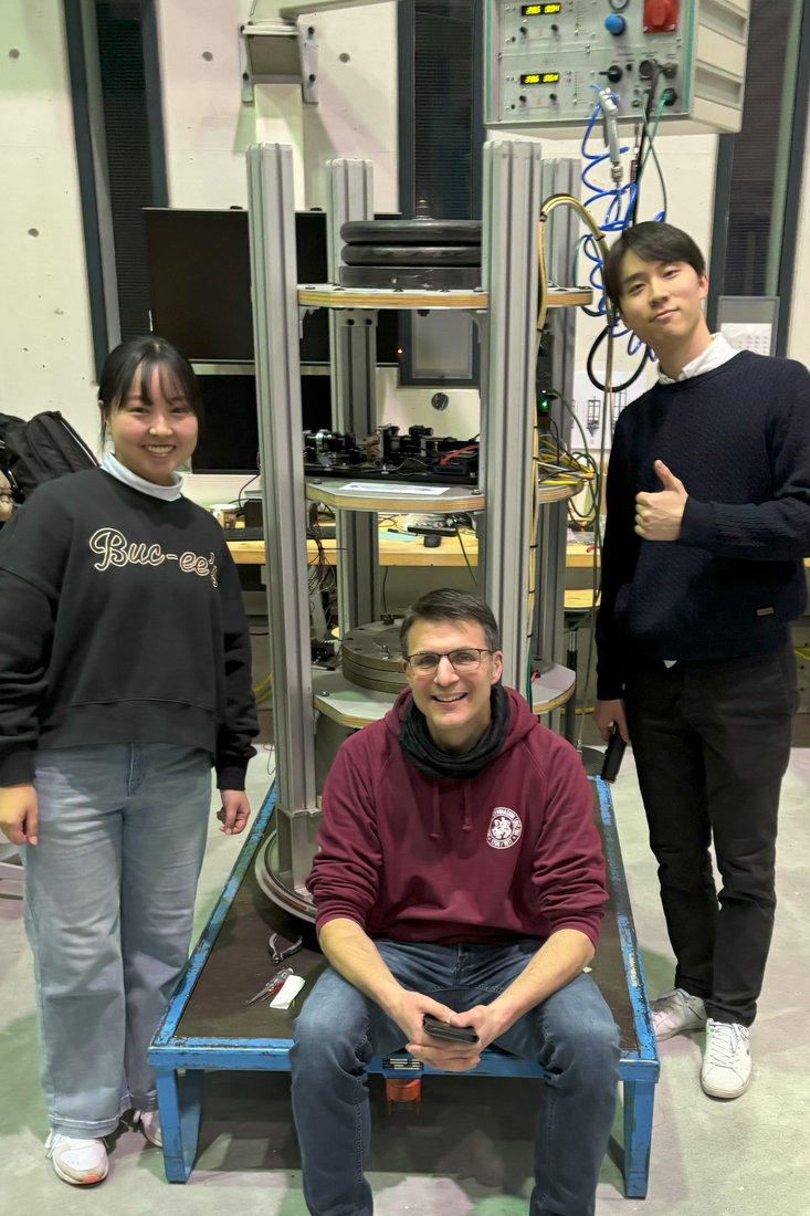 Akane Umeda, Prof. Dr. Philip Born und Nakai Kosuke bei der Integration des Experiments am Fallturm. (Foto: Jade HS)