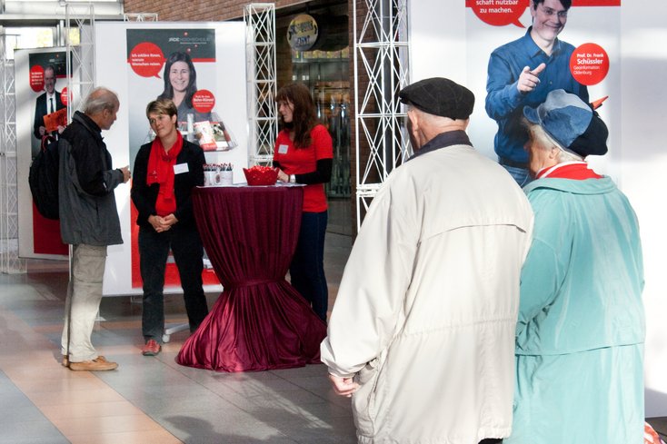 Die Jade Hochschule möchte mit den Bürger_innen ins Gespräch kommen – auch an ungewöhnlichen Orten wie Einkaufszentren, Wochenmärkten oder in Kneipen. Foto: Sonja Irouschek