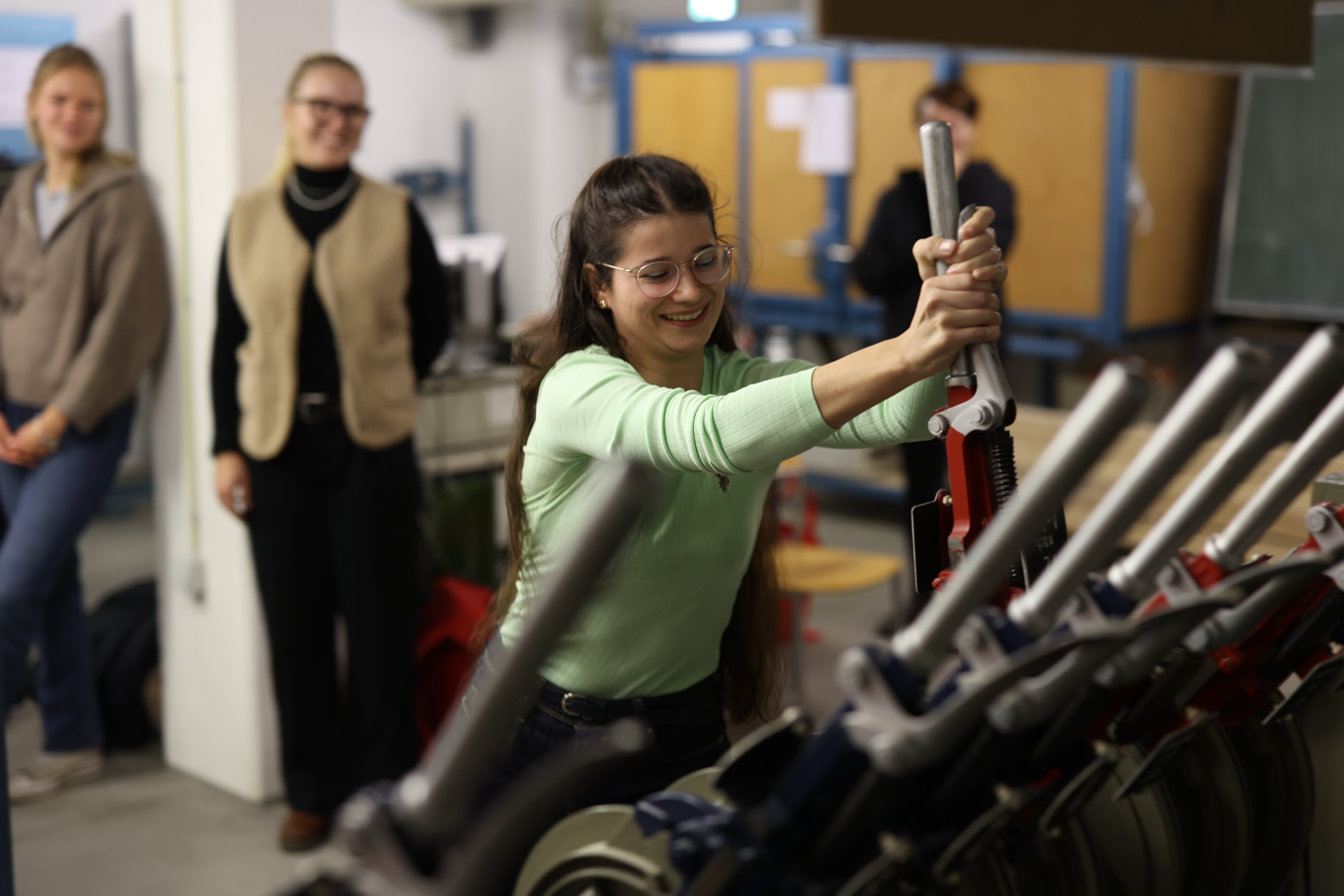 Studentin übt an den Weichen des Eisenbahnlabors.