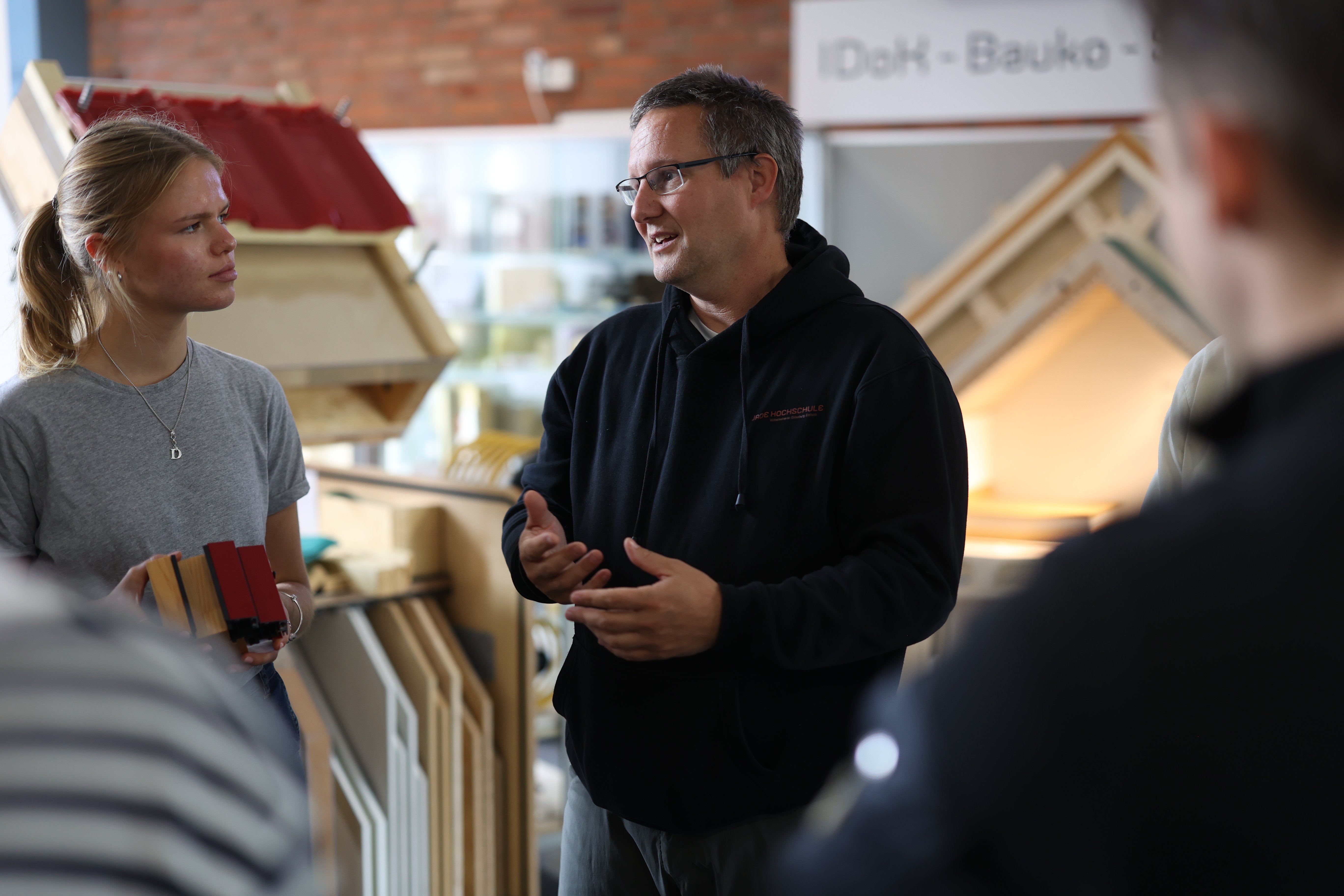 Dozent erklärt Studierenden etwas.