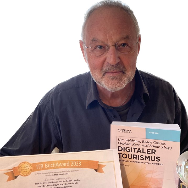 Prof. Dr. Uwe Weithöner mit dem IT BuchAward 2023 (Foto: privat)