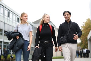 Studierende kommen auf dem Campus Oldenburg an.