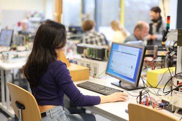 Studentin arbeitet am Computer im technischen Labor.