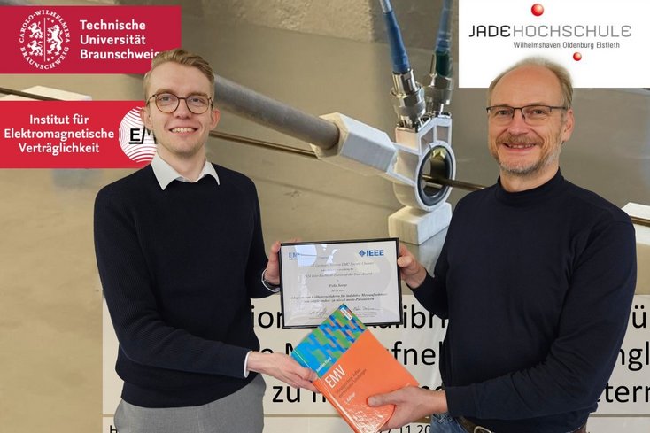 Bei einem Treffen an der Technischen Universität Braunschweig überreicht Prof. Dr. Jens Werner (r.) Urkunde und Buchpreis an Absolvent Felix Sorge. (Foto: privat)