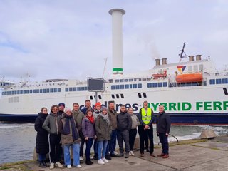 Gruppenbild vor einer Fähre