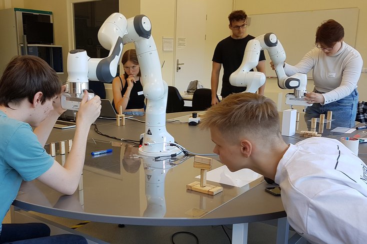 Den Schülerinnen und Schülern gefiel besonders die praktische Arbeit. (Fotos: Anka Albrecht/Jade HS)