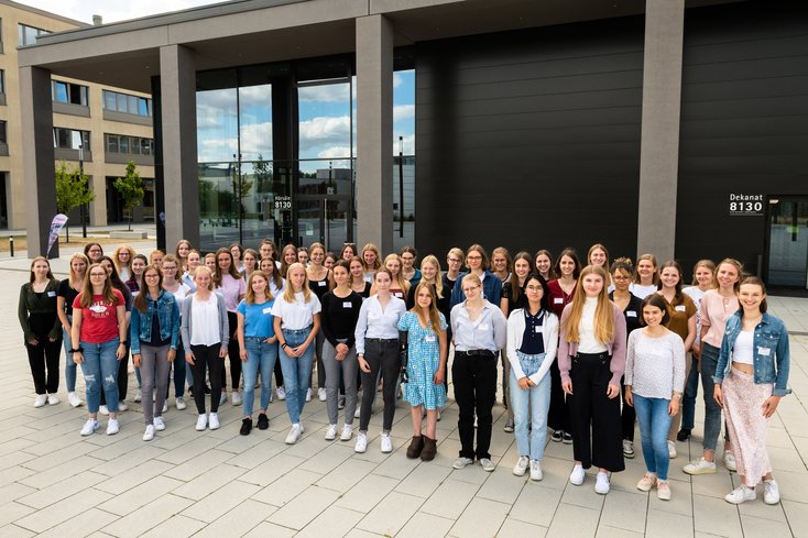 Gruppenfoto aller Technikantinnen bei der Startveranstaltung am 1. September 2022 in Hannover (Foto: Marius Maasewerd)
