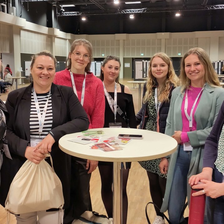 Die Studierenden Emma Wolters, Melanie Buß, Svea Schmidt, Regina Spadi, Michaela Schepers, Zoe Kleen und Prof. Dr. Oda von Rahden beim Hebammenkongress in Berlin (Foto: Jade HS)