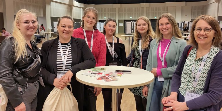 Die Studierenden Emma Wolters, Melanie Buß, Svea Schmidt, Regina Spadi, Michaela Schepers, Zoe Kleen und Prof. Dr. Oda von Rahden beim Hebammenkongress in Berlin (Foto: Jade HS)