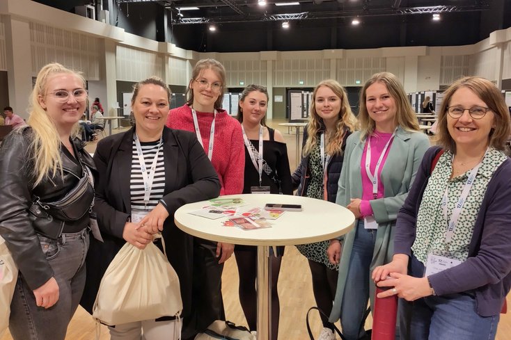 Die Studierenden Emma Wolters, Melanie Buß, Svea Schmidt, Regina Spadi, Michaela Schepers, Zoe Kleen und Prof. Dr. Oda von Rahden beim Hebammenkongress in Berlin (Foto: Jade HS)