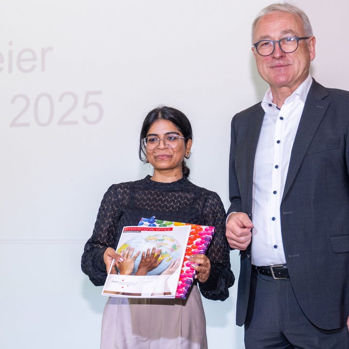 DAAD-Preis-Gewinnern Priya und Prof. Dr. Manfred Weisensee, Präsident der Jade Hochschule (Bild: Jade HS)