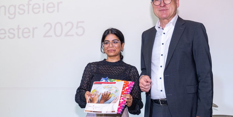 DAAD-Preis-Gewinnern Priya und Prof. Dr. Manfred Weisensee, Präsident der Jade Hochschule (Bild: Jade HS) 