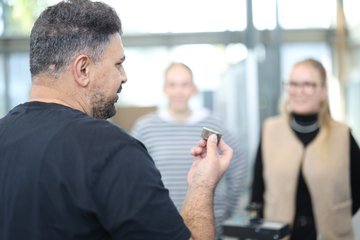 Dozent erklärt Studierenden etwas in der Materialprüfanstalt.