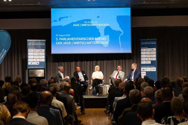 UIrich Hagemeier (li.) moderierte die Podiumsdiskussion zur Gesundheitsversorgung mit Dr. Andreas Philippi (Niedersächsischer Minister für Soziales, Arbeit, Gesundheit und Gleichstellung), Prof. Dr. Ines Aumann-Suslin (Jade Hochschule), Sven Ambrosy (Landrat Landkreis Friesland) und Tom Nietiedt (Präsident AWV Jade e.V.). (Foto: Arbeitgeber- und Wirtschaftsverband Jade E.V.)