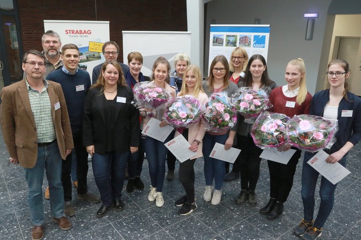 Die Unternehmensvertreter_innen und die Technikantinnen. Foto: Jade HS/Piet Meyer