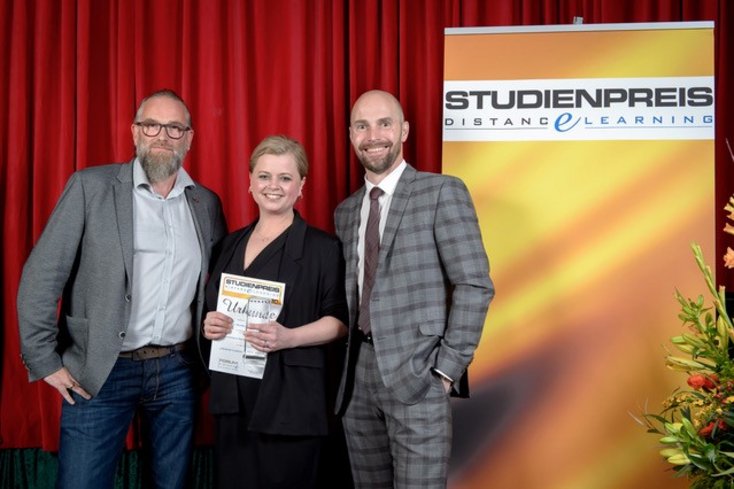 Ausgezeichnet mit dem Studienpreis DistancE-Learning 2020 in der Kategorie „Fernstudentin des Jahres“: Mareike Zandmann aus Molbergen zusammen mit Michael Kieselstein, Laudator der Jade Hochschule (l.), und Mirco Fretter, Präsident des Forum DistancE-Learning (r.) (Foto: © Forum DistancE-Learning/Regina Sablotny)