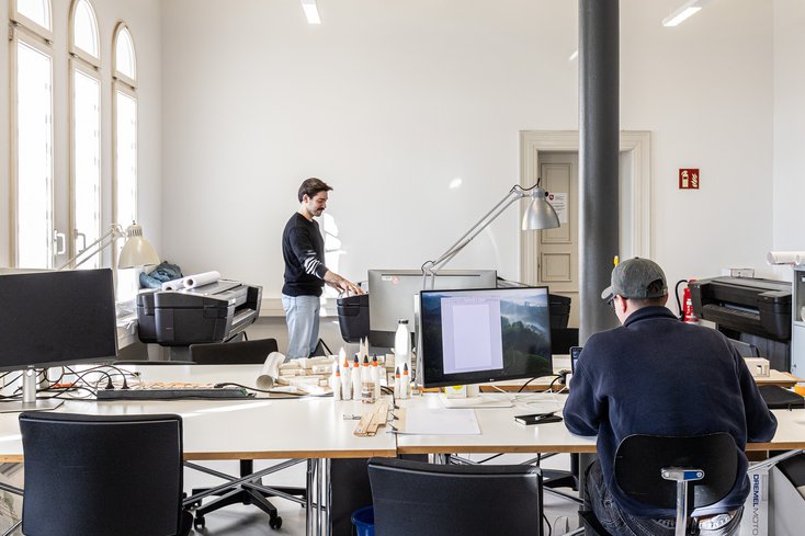 Ein Student bedient einen Plotter am Fachbereich Architektur der Jade Hochschule