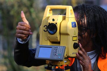 Studierende misst mit einem Tachymeter