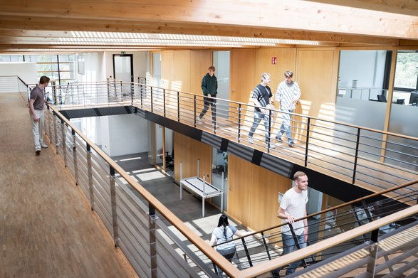 Studierende im Treppenhaus des Maritimen Forschungszentrums