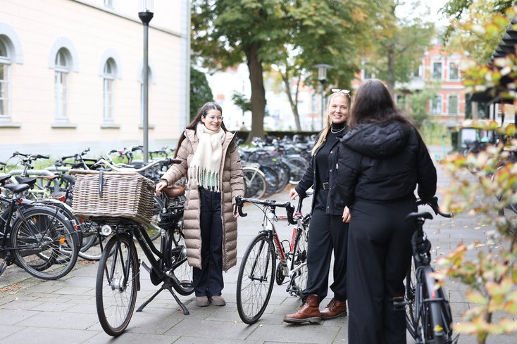 Studierende kommen mit Fahrrädern auf dem Campus Oldenburg an.