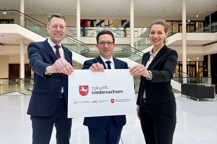 (v.l.): Dr. Georg Schütte, Generalsekretär der VolkswagenStiftung, Falko Mohrs, Niedersächsischer Minister für Wissenschaft und Kultur, Prof. Dr. Susanne Menzel-Riedl, Vorsitzende der Landeshochschulkonferenz. (Foto: MWK)