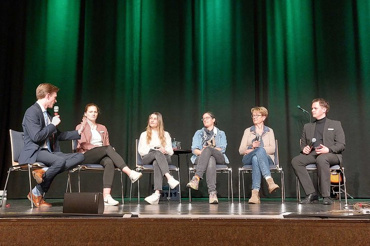 Gemeinsam auf dem Podium (v.l.): Jannes Wiesner (SPD, Vorsitzender Kreistag Friesland), Ann-Kathrin Cramer (Gleichstellungsbeauftragte Landkreis Friesland), Zoe Goslar (Studentin an der Jade Hochschule), Anke Hieronymus (Organisatorin CSD Wilhelmshaven), Almuth Thomßen (Bündnis 90 / Die Grünen, stellvertretende Bürgermeisterin Jever), Marcel Hans, Jusos (Vorsitzender Jugendparlament Friesland) (Foto: Jade HS/Holger Saß)