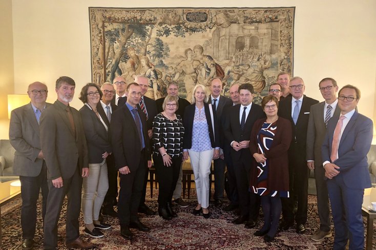 Hochschulpräsident Weisensee (5.v.li., hinten) und die niedersächsische Delegation loteten Möglichkeiten der Zusammenarbeit mit den nordischen wissenschaftlichen Einrichtungen aus.